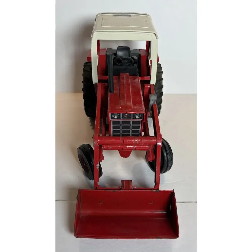 Ertl International 1586 w/loader 1/16 Die-cast Farm Tractor W/Pull Behind Wagon